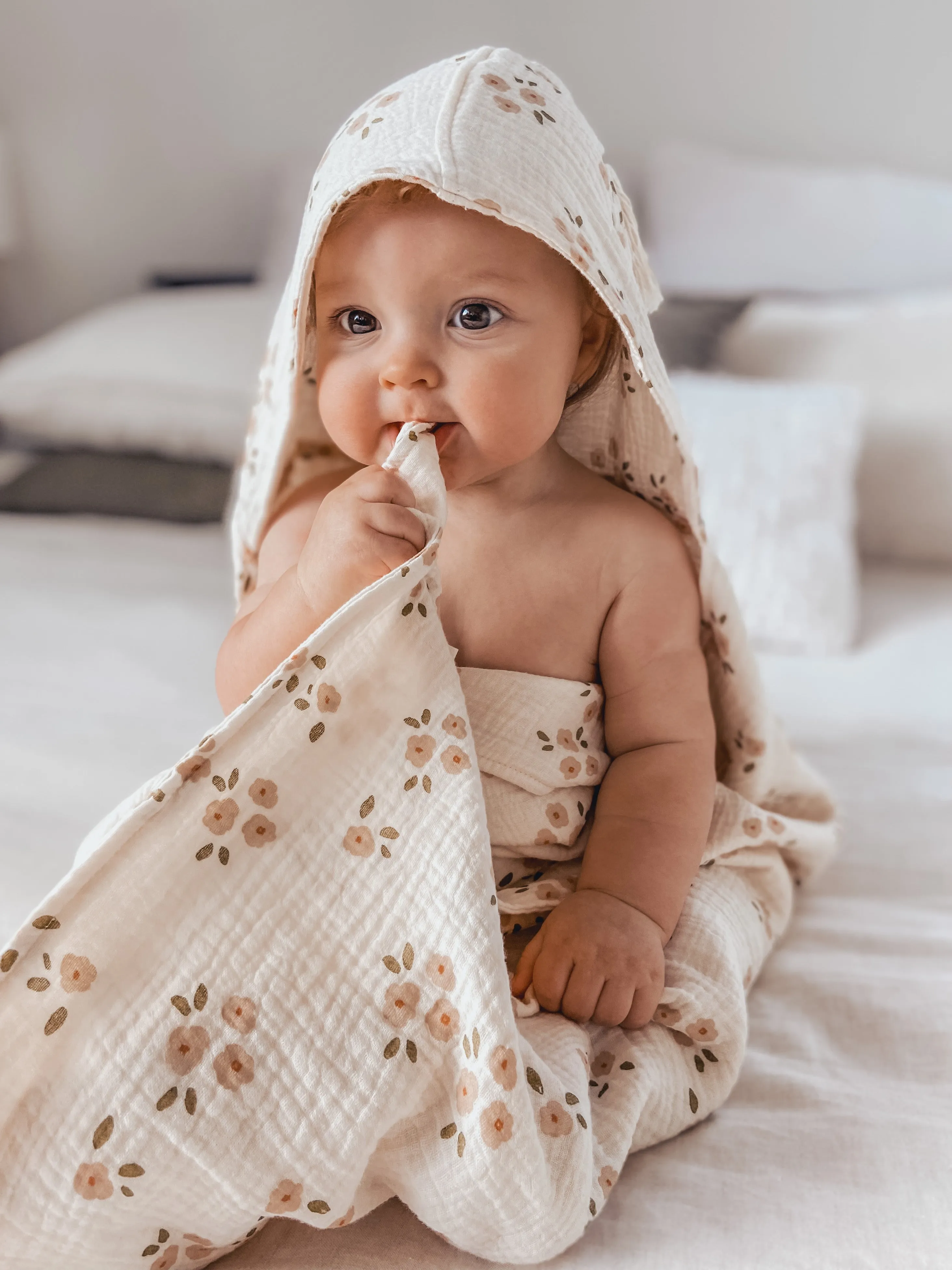 Hooded Towel with Tassel - Daisy