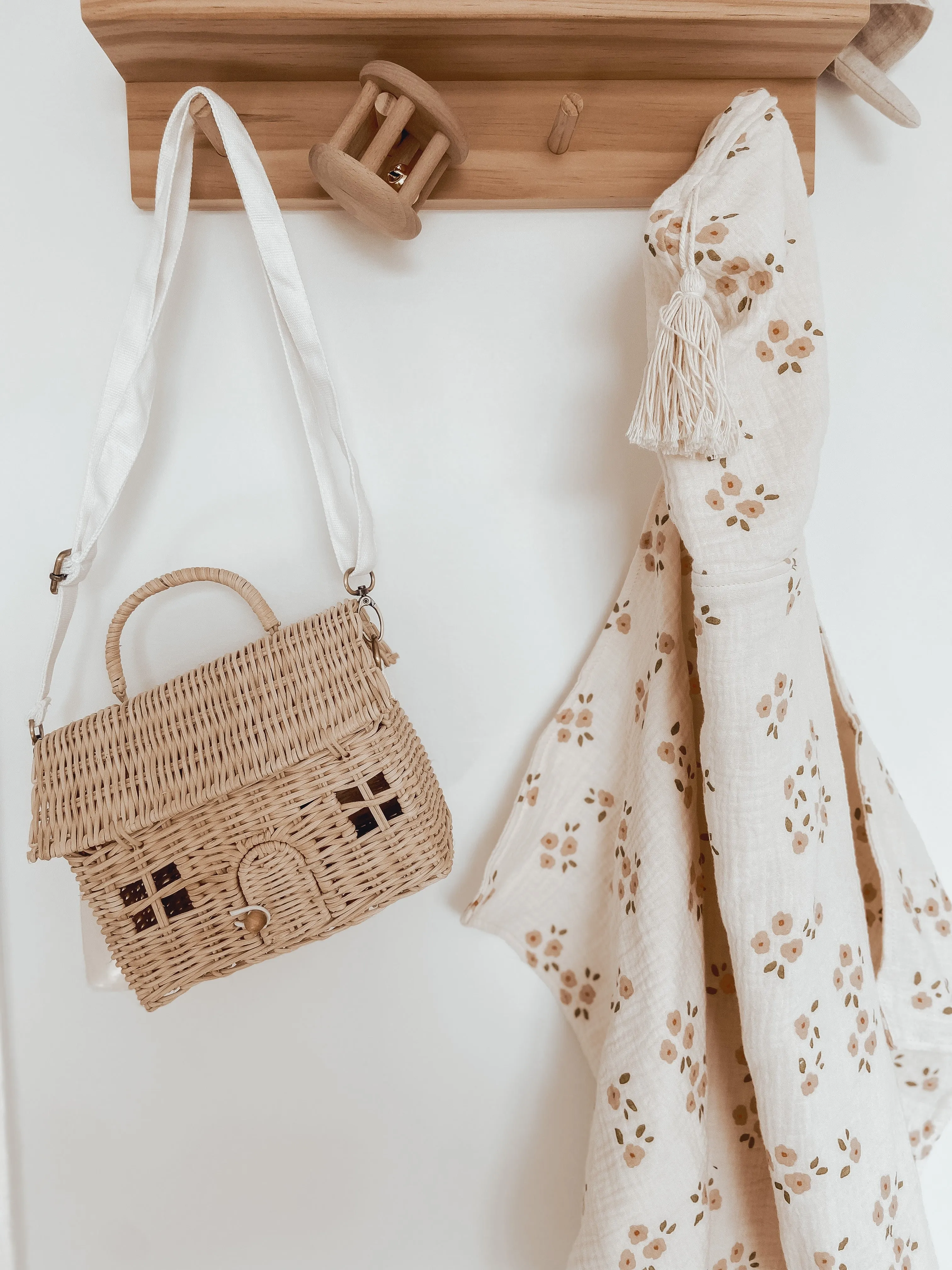 Hooded Towel with Tassel - Daisy