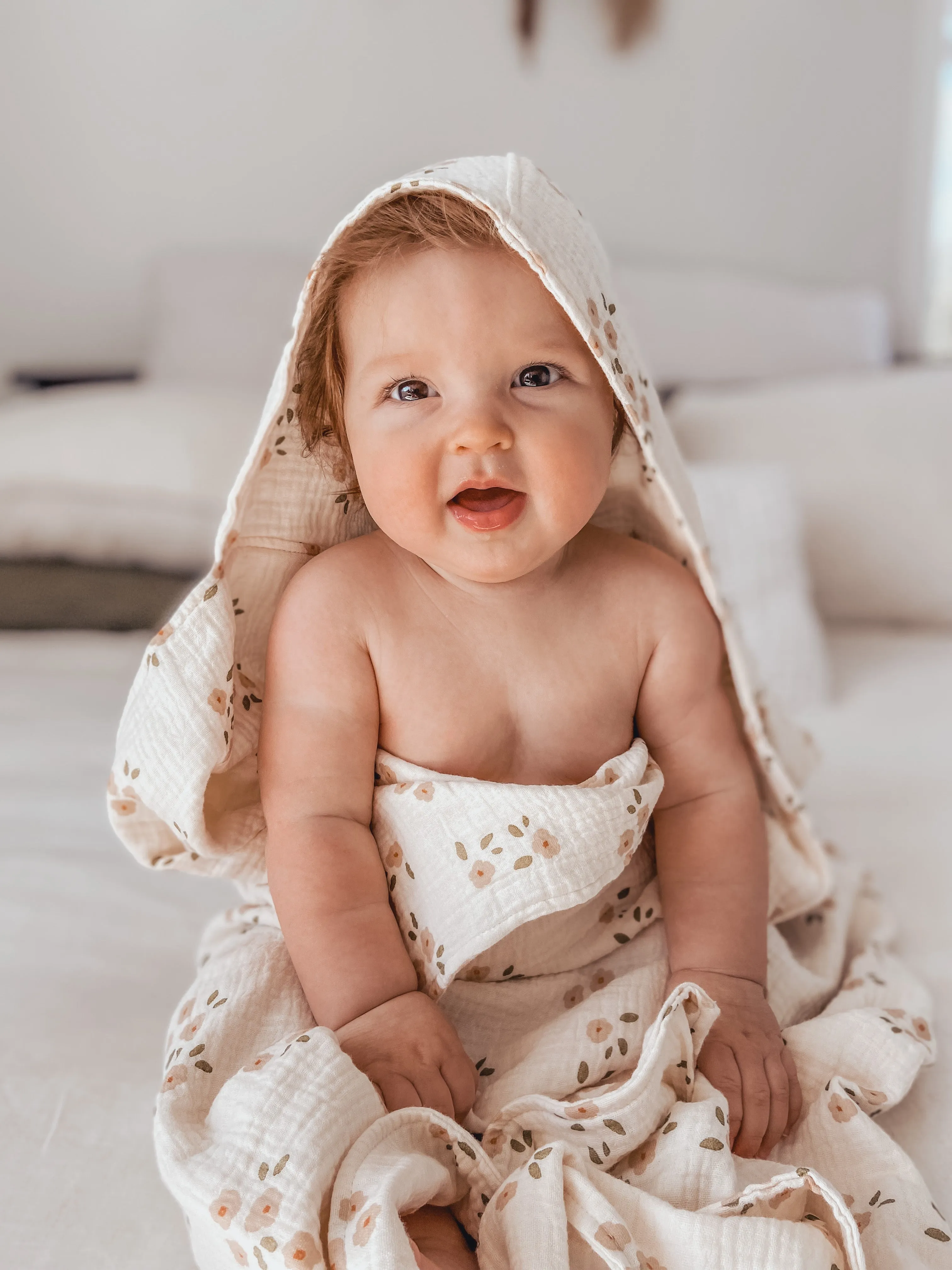 Hooded Towel with Tassel - Daisy